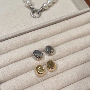 Eleganti orecchini a fagiolo minimalisti in oro e argento con pietre ovali