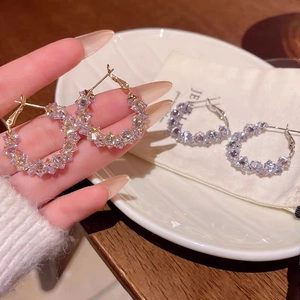 Boucles d'oreilles créoles étincelantes en or et argent avec pavé de zircons brillants