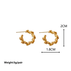 Irregular double C-shaped golden stud earrings with textured leaf pattern, 2cm height