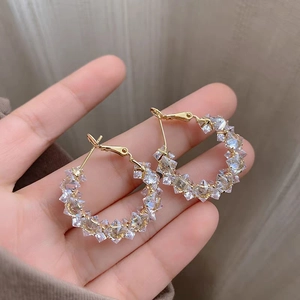 Créoles dorées élégantes ornées de cristaux de zircon champagne scintillants pour femme