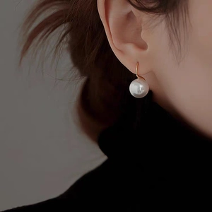 Elegant high-heeled shape gold hook earrings with round white pearls for women