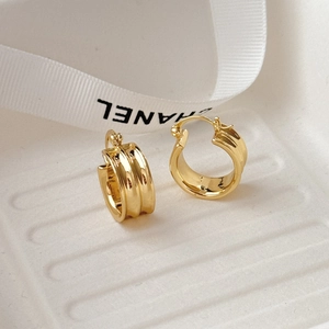 Boucles d'oreilles créoles bombées en plaqué or 18K avec triple texture côtelée
