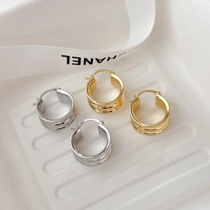 Boucles d'oreilles anneaux géométriques rainurés en finitions or 18K et argent