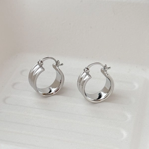 Boucles d'oreilles créoles épaisses géométriques argentées polies de style minimaliste