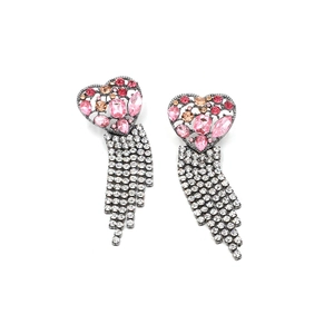 Boucles d'oreilles cœur à pampilles avec cristaux roses et longues franges de strass brillants