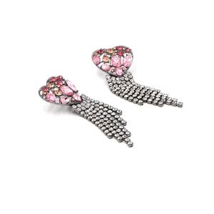 Boucles d'oreilles cœur à pampilles avec strass roses et finition en métal argenté