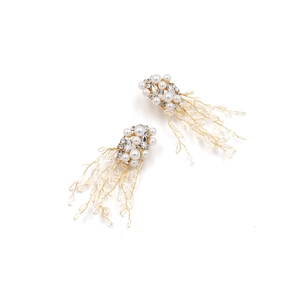 Boucles d'oreilles longues à franges avec perles et cristaux, design floral doré