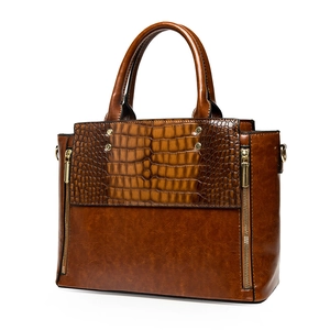 Sac à main vintage marron avec motifs crocodile et finitions dorées sur fond blanc