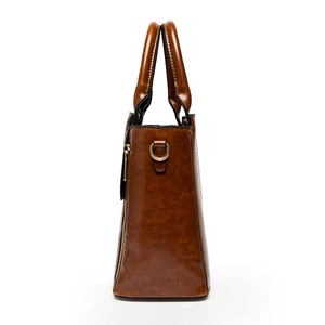 Sac à main marron élégant à motif crocodile avec texture cuir vintage et fermeture éclair