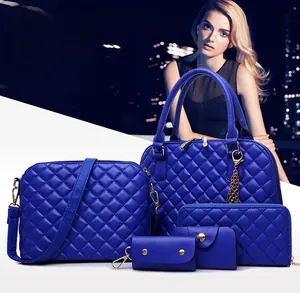 Detailansicht der marineblauen Stepp-Handtaschen mit sechs Teilen und Goldbeschlägen