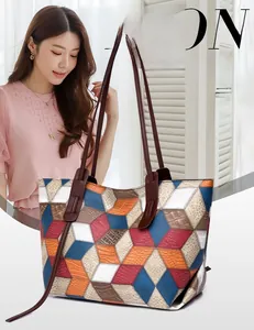 Dettaglio della borsa tote con motivo geometrico, trama coccodrillo e tracolla