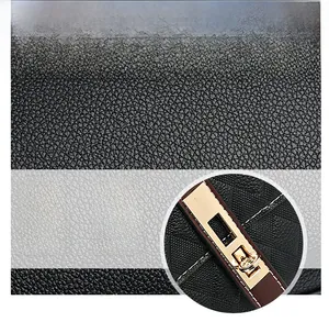 Gros plan sur la texture du cuir grainé noir et les détails du fermoir en métal doré