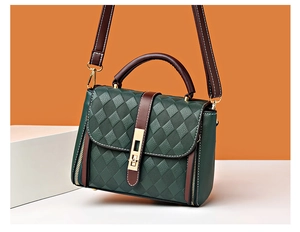 Détail de gaufrage à carreaux sur sac bandoulière vert foncé avec fermoir doré