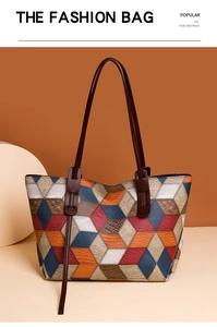 Vista dettagliata della borsa tote grande con patchwork geometrico e trama a coccodrillo