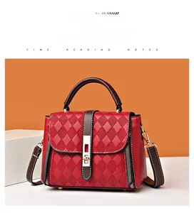Détails du sac à main rouge en cuir matelassé avec fermoir doré et poignée élégante