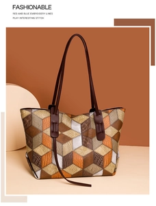 Dettaglio del motivo geometrico multicolore e manici in pelle marrone su borsa tote