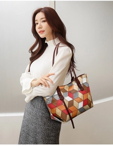 Dettaglio della borsa tote con motivo geometrico 3D e tracolle in pelle marrone