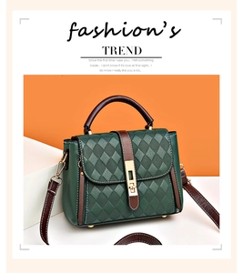 Vue détaillée du sac matelassé vert foncé avec poignée en cuir marron et boucle dorée