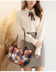 Dettaglio della borsa tote patchwork geometrica multicolore con trama a coccodrillo