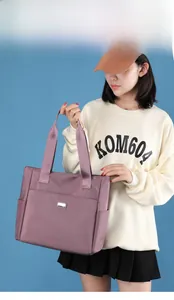 Grand sac cabas en nylon violet avec poignées en sangle porté par un mannequin
