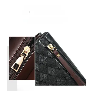 Détail du sac à main en cuir matelassé noir avec zip doré et finitions marron