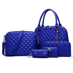 5-teiliges dunkelblaues gestepptes Handtaschen-Set mit goldenen Details auf Weiß