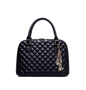 Schwarze gesteppte Handtasche in Muschelform mit Gold-Details und Schmetterlingsanhänger