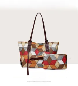 Dettaglio della borsa tote patchwork multicolore con motivo a coccodrillo e pochette