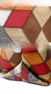 Dettaglio della borsa in pelle che mostra motivi geometrici multicolore e trame