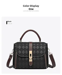 Détail du sac bandoulière matelassé noir avec fermoir doré et poignée marron