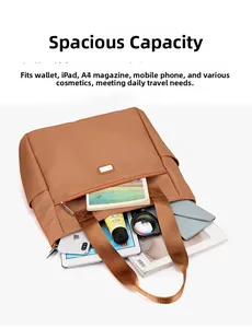 Sac fourre-tout en nylon spacieux montrant l'intérieur pour iPad et objets du quotidien