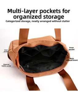 Vue intérieure du sac à bandoulière en nylon avec compartiments de rangement et poches