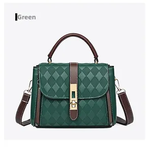 Détail du sac bandoulière vert avec gaufrage à carreaux et fermoir doré chic