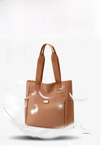 Sac fourre-tout léger en nylon marron avec des plumes blanches illustrant sa grande légèreté