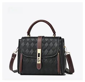 Vue détaillée du sac en cuir noir avec bordure marron et motif gaufré à carreaux