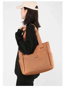 Détail du sac cabas en nylon gris avec bandoulière large sur mannequin