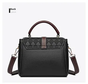 Vue arrière détaillée du sac à main noir avec poignées marron et rabat matelassé