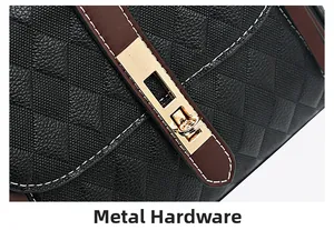 Détail de la texture cuir grainé noir et du fermoir tournant en métal doré d'un sac à main