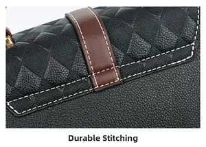 Détail de couture renforcée et cuir texturé sur un sac à main noir avec garniture dorée