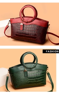 Détails de sacs à main bordeaux et verts avec gaufrage crocodile et poignées rondes en cuir