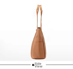 Vue latérale du sac fourre-tout en nylon marron avec poche latérale et lanières
