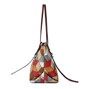 Grande borsa tote patchwork geometrico con spalline marroni e trama in pelle
