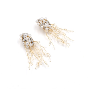 Boucles d'oreilles à pampilles dorées avec perles blanches et fleurs en cristal