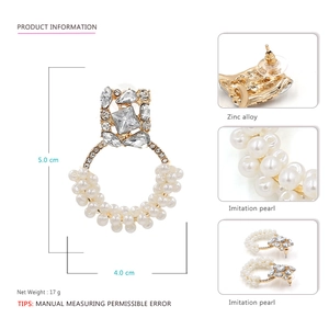 Boucles d'oreilles géométriques en strass avec créoles en perles et alliage de zinc