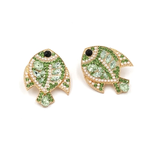 Boucles d'oreilles poisson tropical avec strass verts et perles sur alliage doré