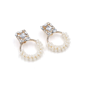 Boucles d'oreilles dorées avec zircon carré et pendentif circulaire en perles blanches