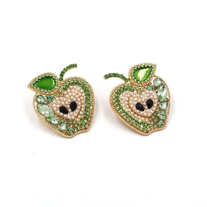 Apple stud earrings with green rhinestones and faux pearls in gold finish