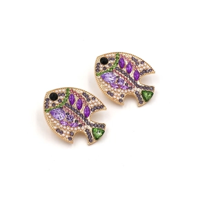 Détail macro de boucles d'oreilles poisson tropical avec cristaux et dorure à l'or