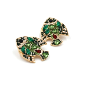 Vue détaillée de boucles d'oreilles poisson avec cristaux colorés et perles