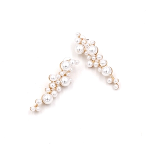 Eleganti orecchini lunghi con perle barocche e base dorata con design a grappolo fluido